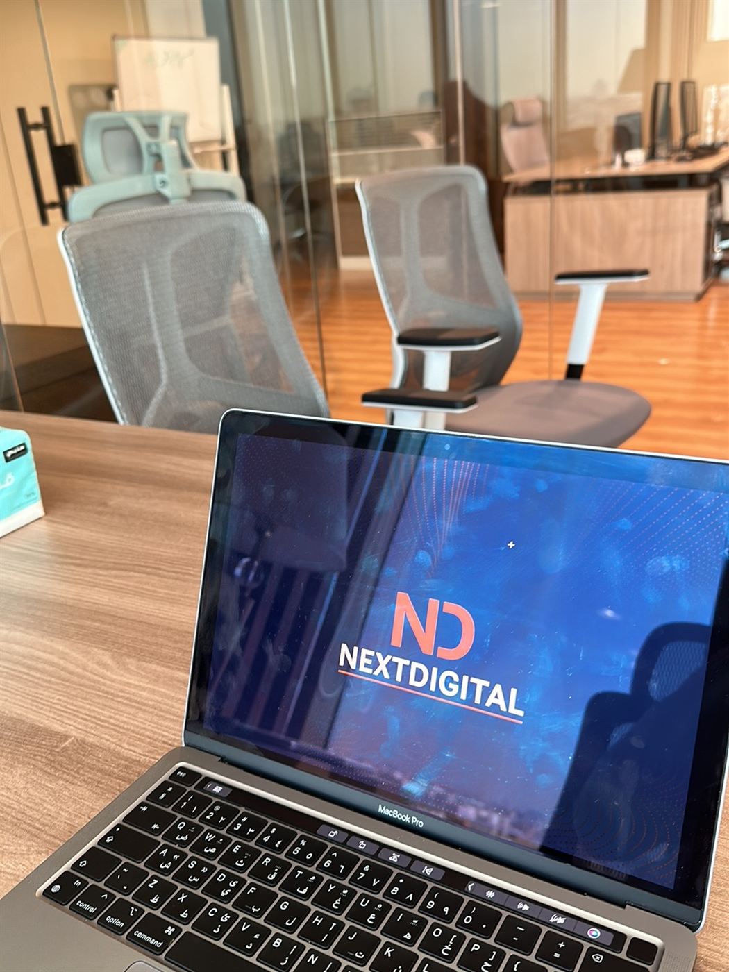 محطة عمل داخل مقر Next Digital
